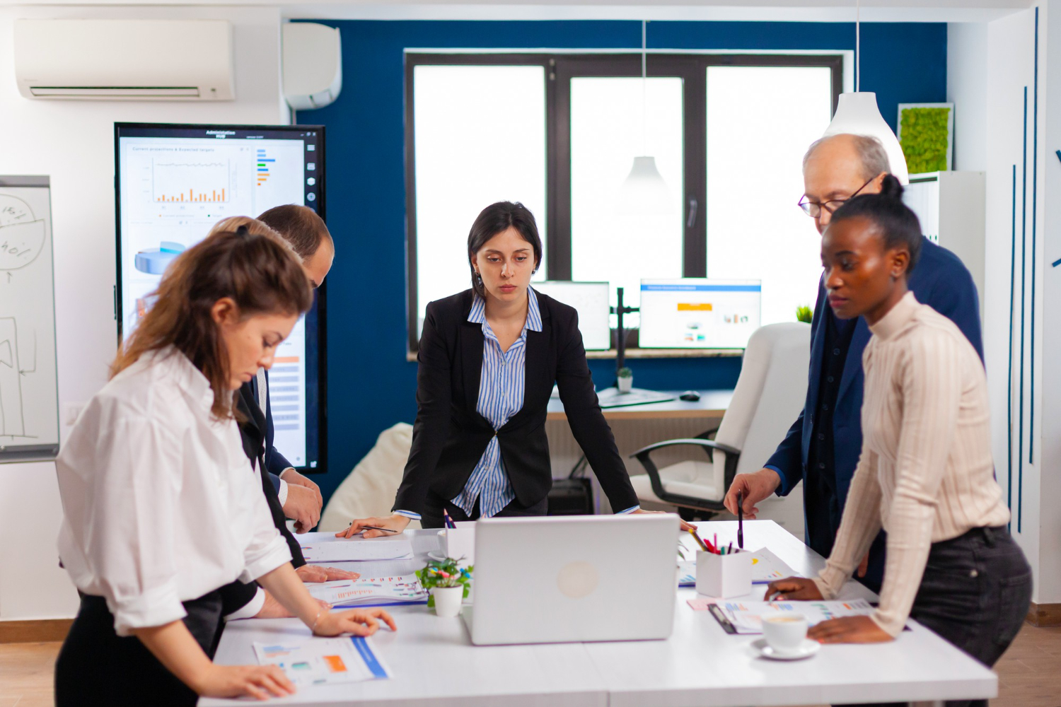 Administrative process and internal audit review using performance reports and dashboards